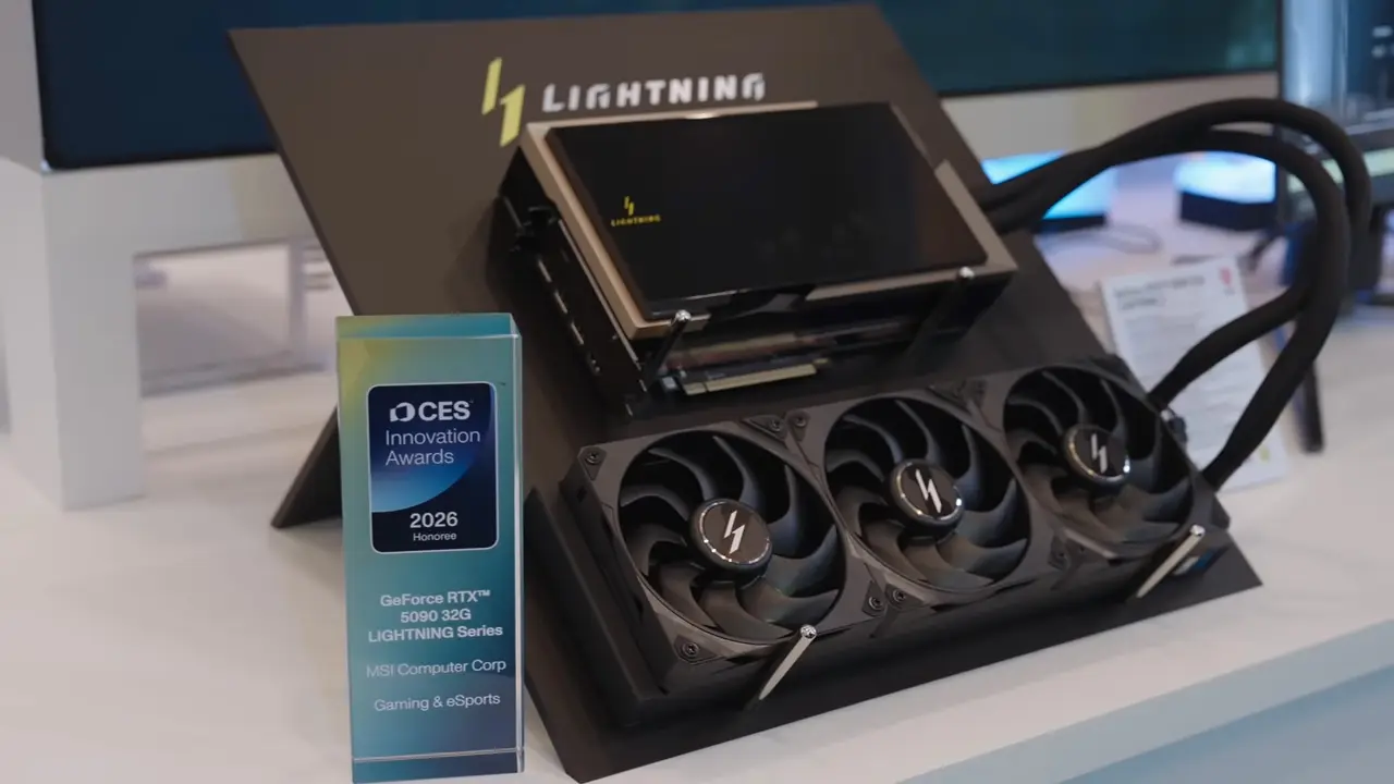 MSI CES 2026 : MSI GeForce RTX 5090 32G LIGHTNING 系列显卡近照，展示强大的三风扇散热系统与专属获奖奖杯。